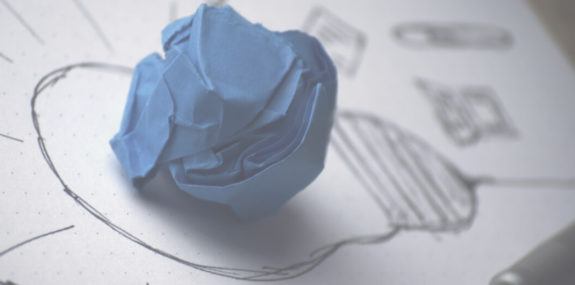 Рисунок лампочки на которой лежит скомканая бумага