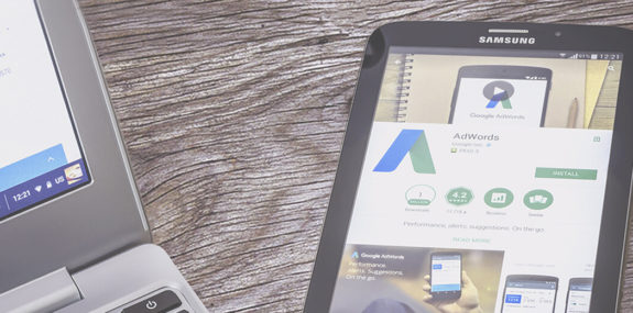 Изображение края ноутбука и планшета с открытой системой Google Analytics