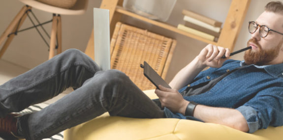 Дизайнер в поисках идеи для дизайна сайта