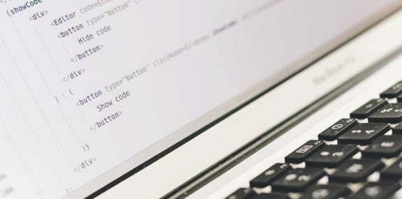 Программный код на экране ноутбука