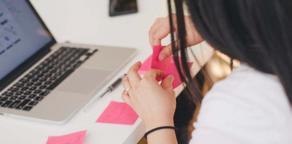 Девушка с бумажными стикерами