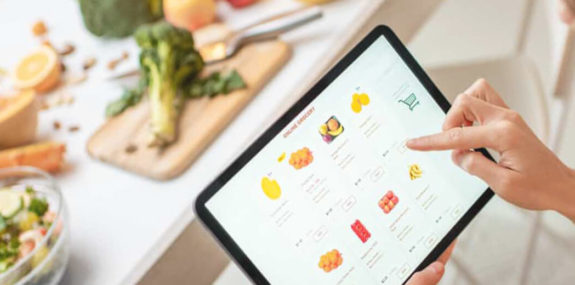 Девушка скроллит товары в интернет-магазине