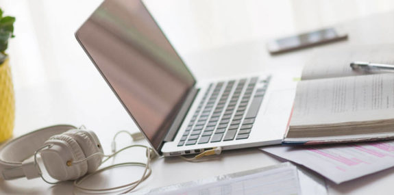 Рабочий стол с ноутбуком