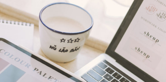 Ноутбук, чашка и планшет на рабочем столе